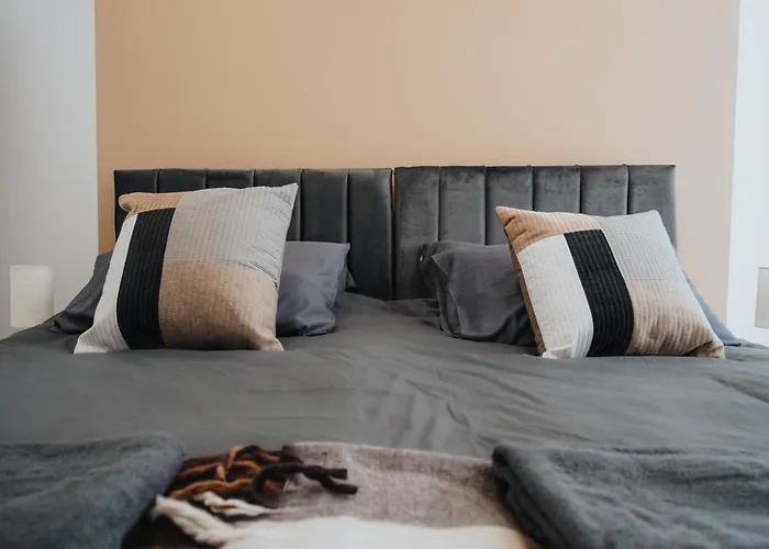Cosy Central Apartment - Free Nearby Parking