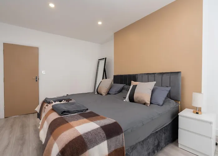 Cosy Central Apartment - Free Nearby Parking