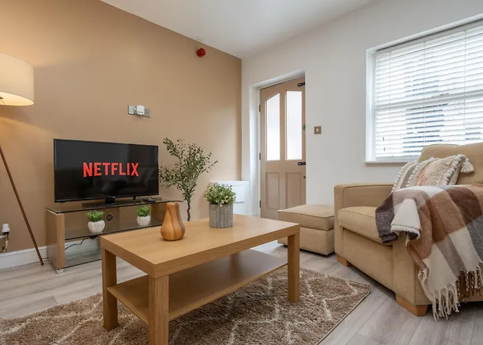 Cosy Central Apartment - Free Nearby Parking